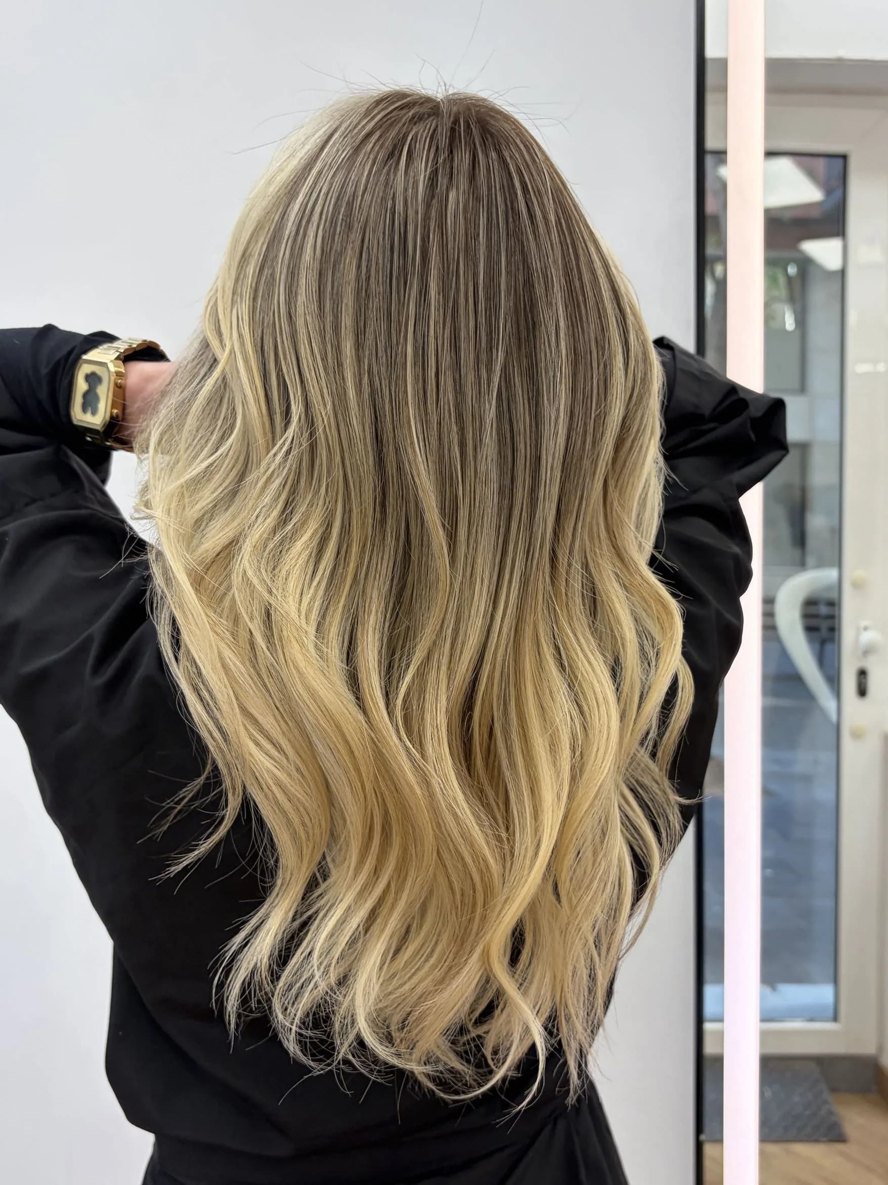 Balayage rubio con ondas Barcelona Balayage rubio con ondas largas visto de espaldas en Gago by Andrés Barcelona