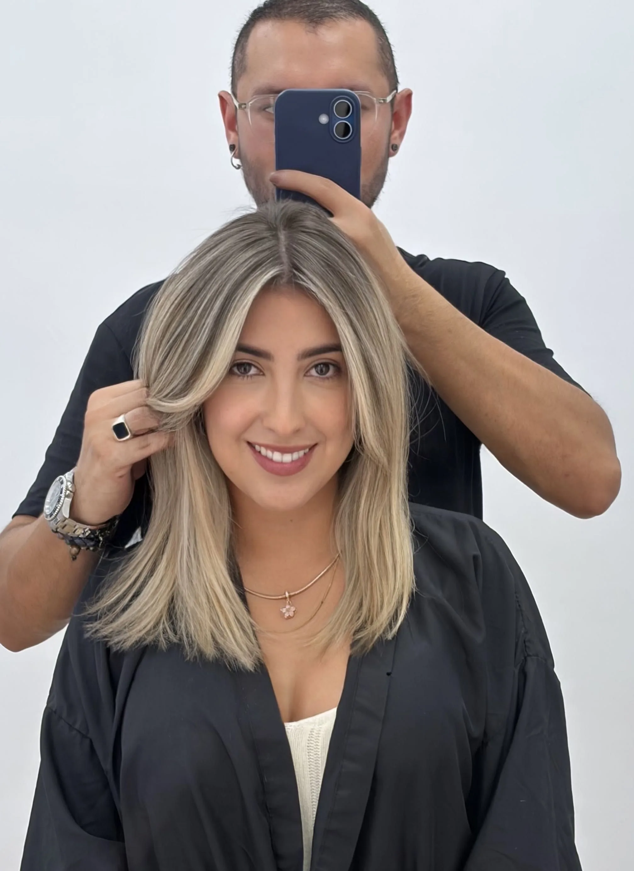 Rubio beige con corte medio Barcelona Melena rubia media con acabado pulido en peluqueria Gago by Andrés Barcelona