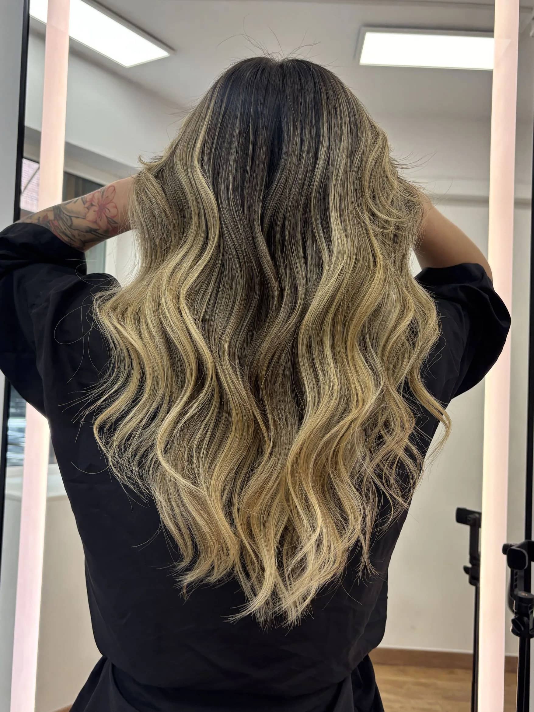 Balayage rubio en melena larga Balayage rubio en melena larga ondulada visto de espaldas en Barcelona