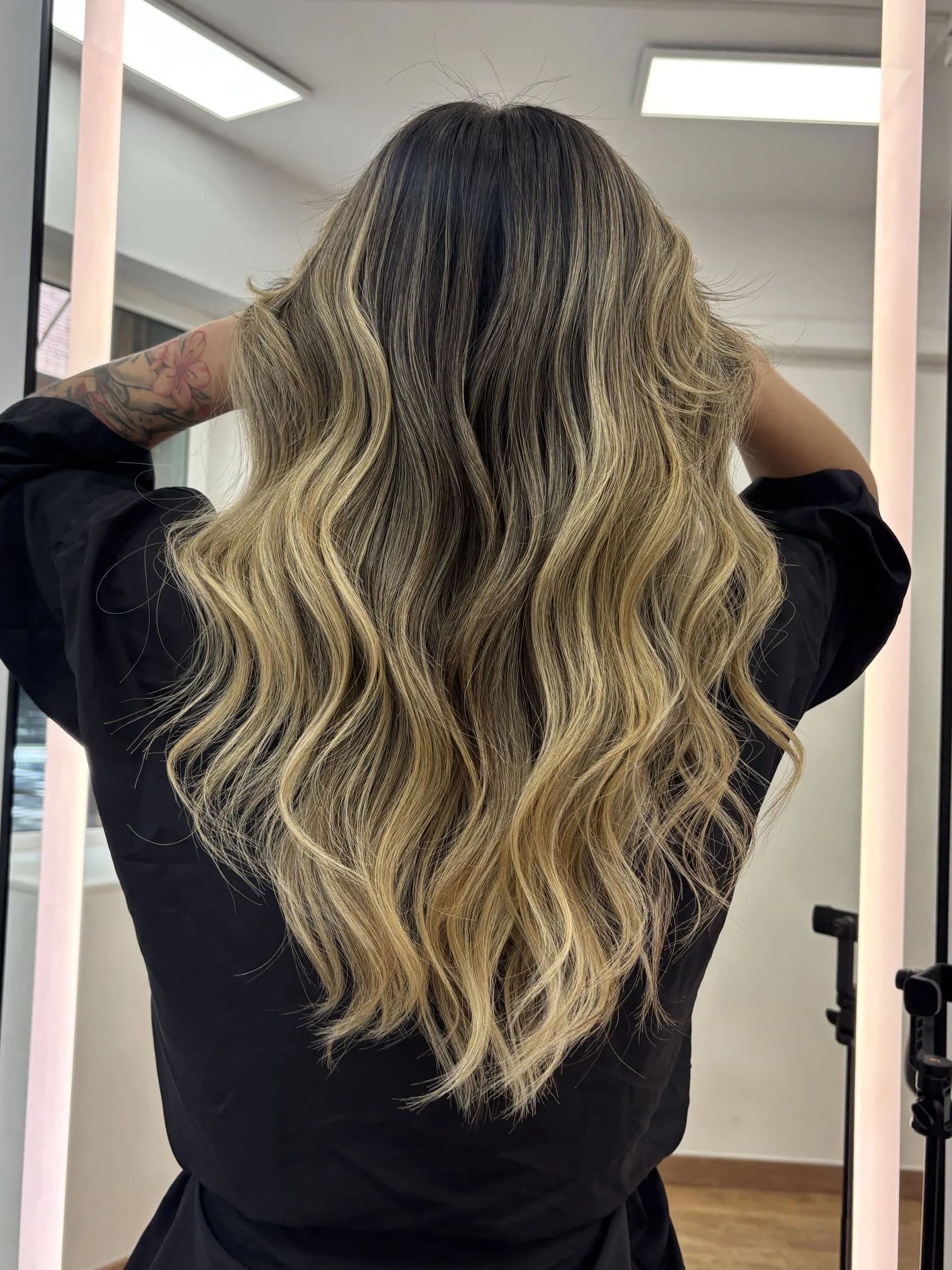 Balayage rubio en melena larga Balayage rubio en melena larga ondulada visto de espaldas en Barcelona
