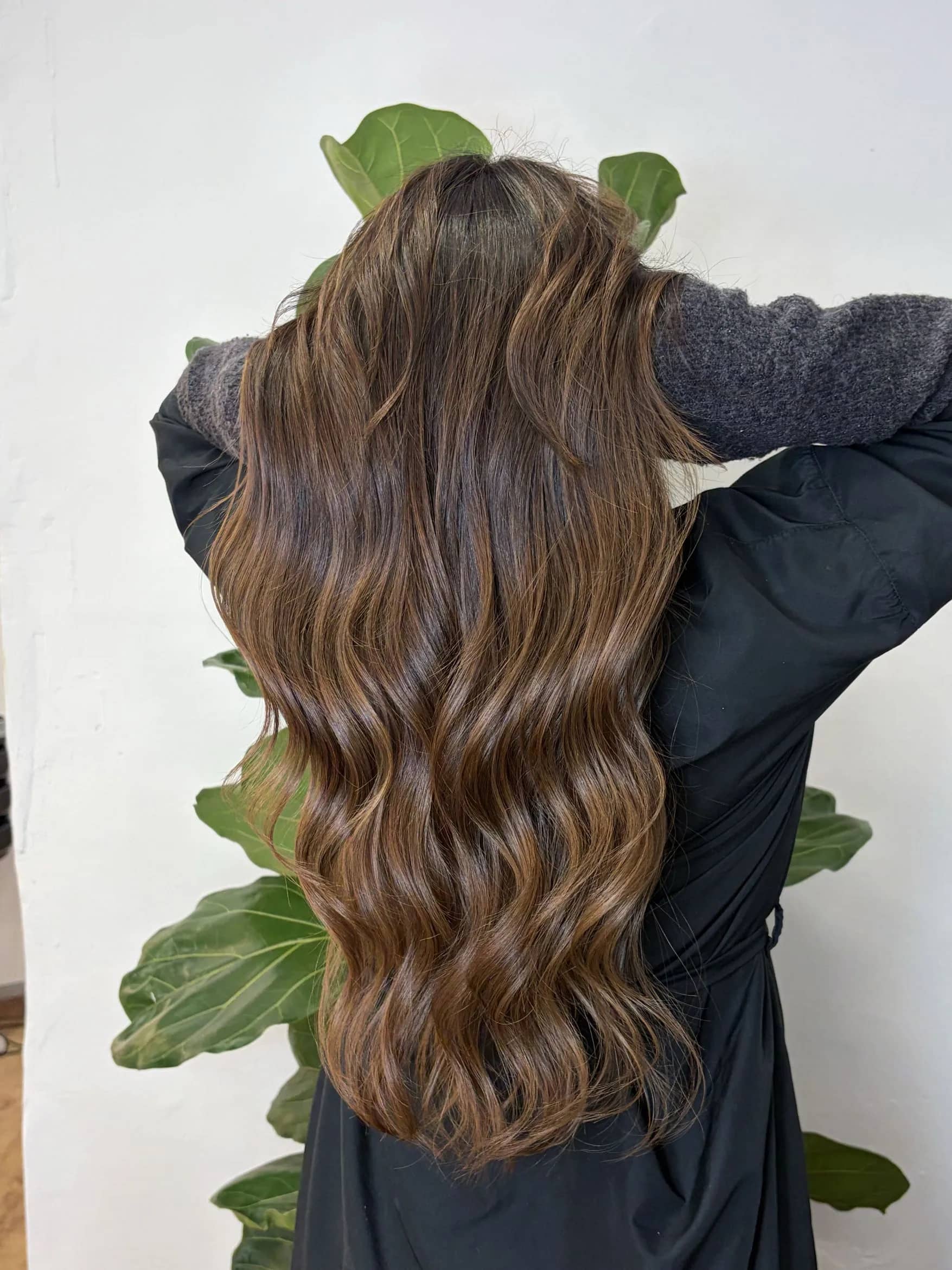 Reflejos miel en cabello castaño Melena castaña con reflejos miel y ondas brillantes en Gago by Andrés Barcelona