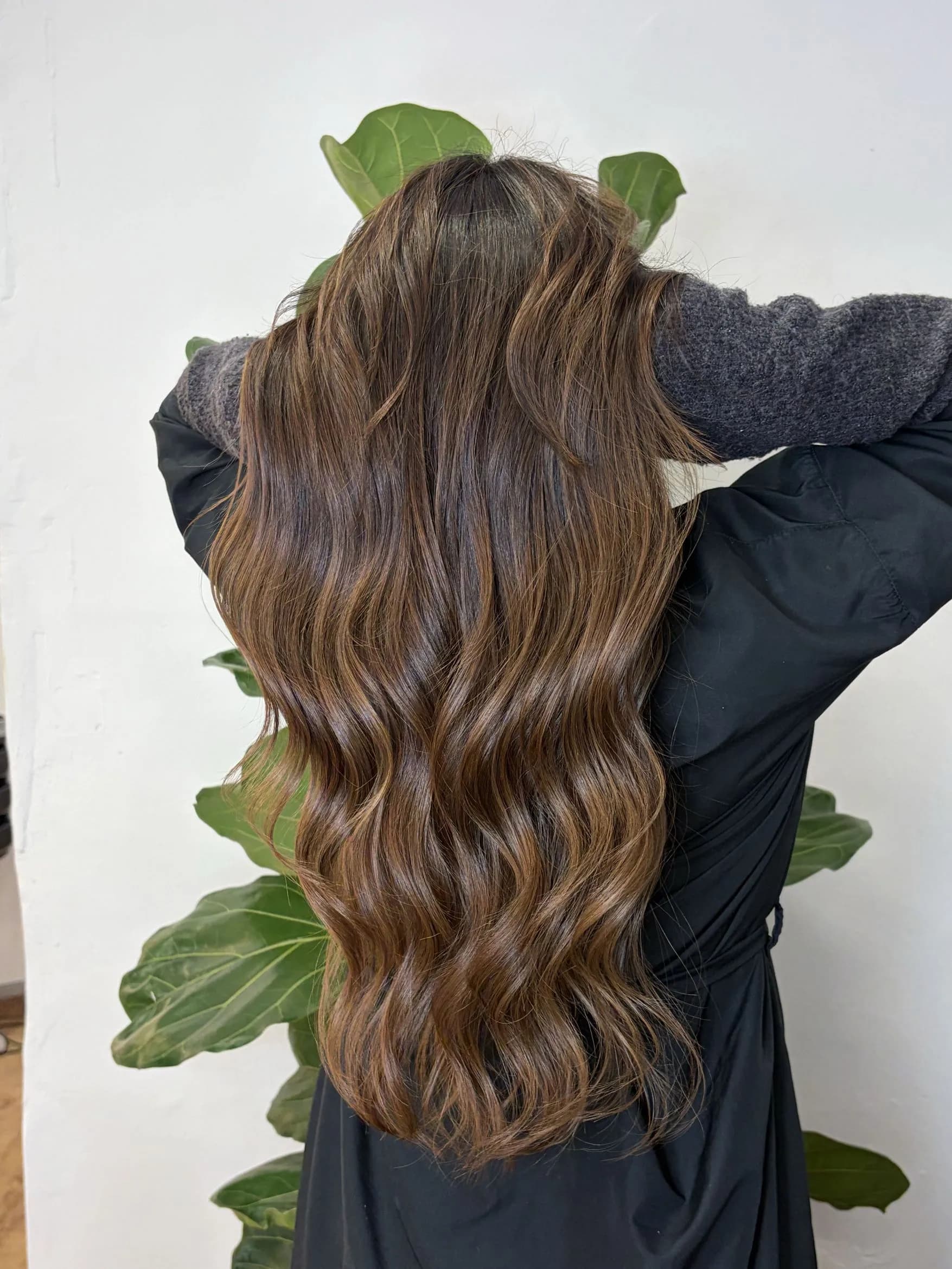 Reflejos miel en cabello castaño Melena castaña con reflejos miel y ondas brillantes en Gago by Andrés Barcelona