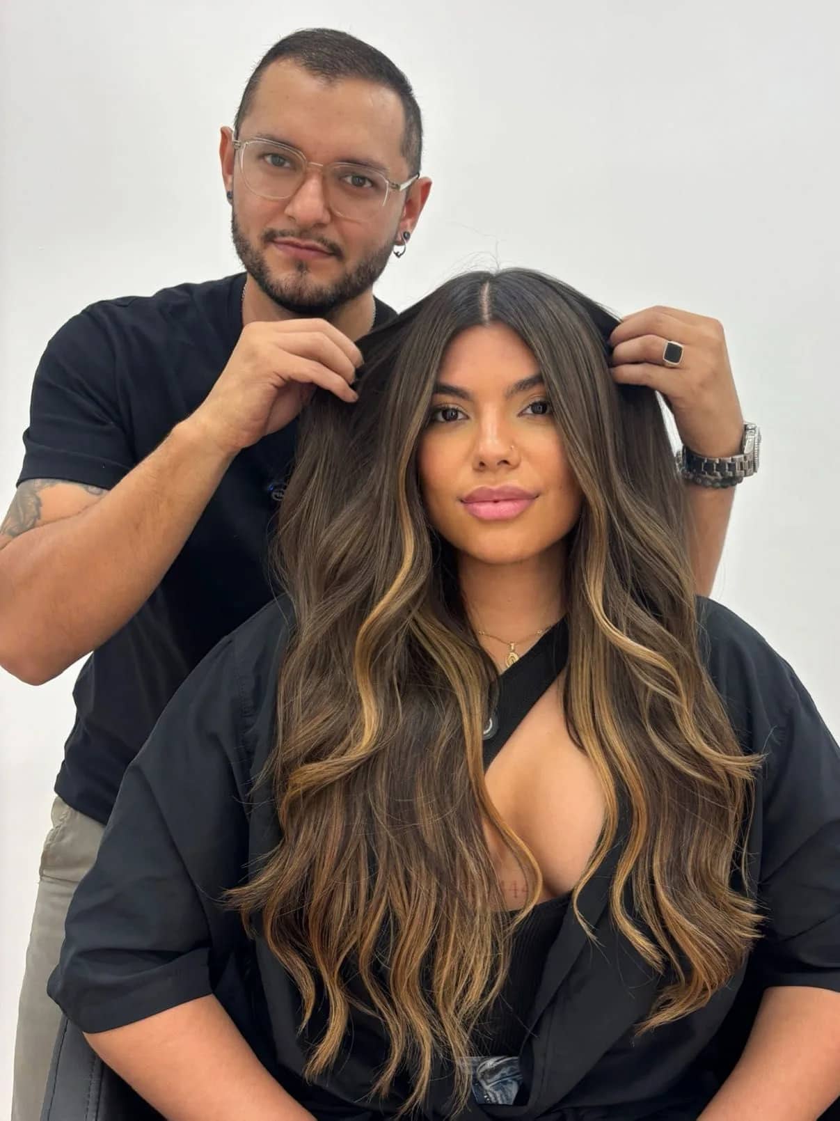 Balayage moreno con mechas caramelo Balayage moreno con mechas caramelo y ondas largas en Gago by Andrés Barcelona