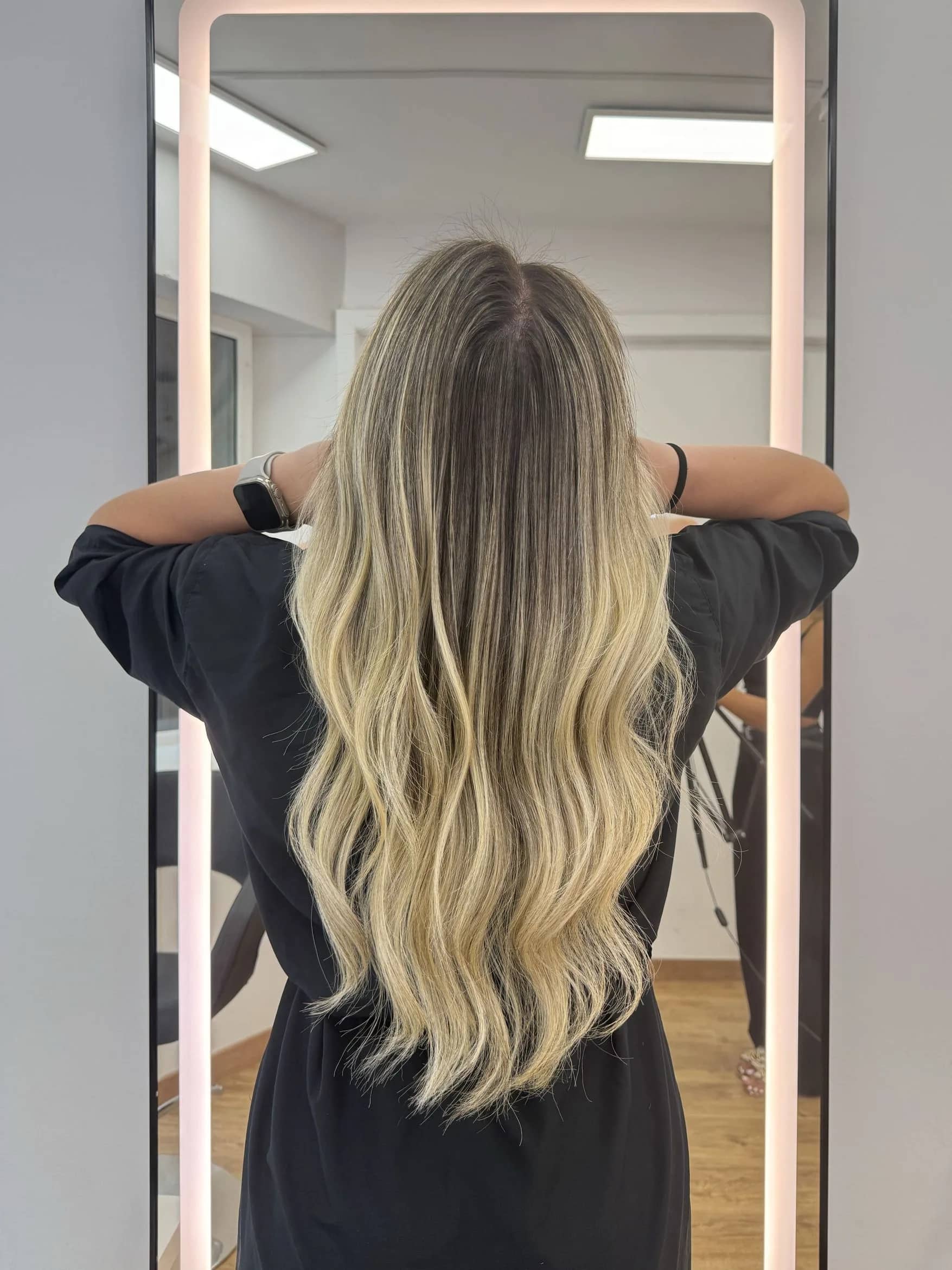 Balayage rubio claro Barcelona Balayage rubio claro en melena larga visto de espaldas en peluqueria Barcelona