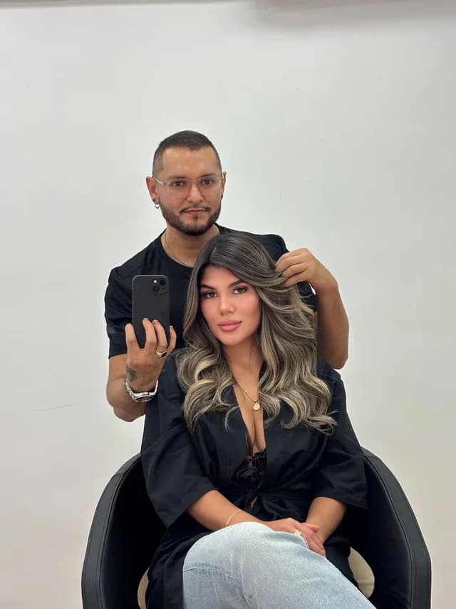 Andrés Espitia y resultado de color en Barcelona Andrés Espitia mostrando un trabajo de color en Gago by Andrés Barcelona